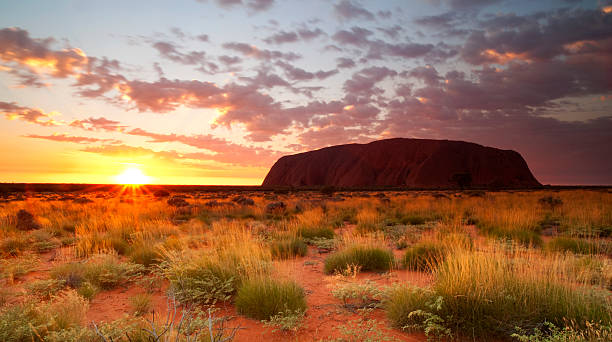 Chiêm ngưỡng bình minh tại Uluru (Ảnh: Sưu tầm)