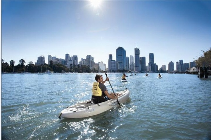 Chèo thuyền trên dòng sông Brisbane